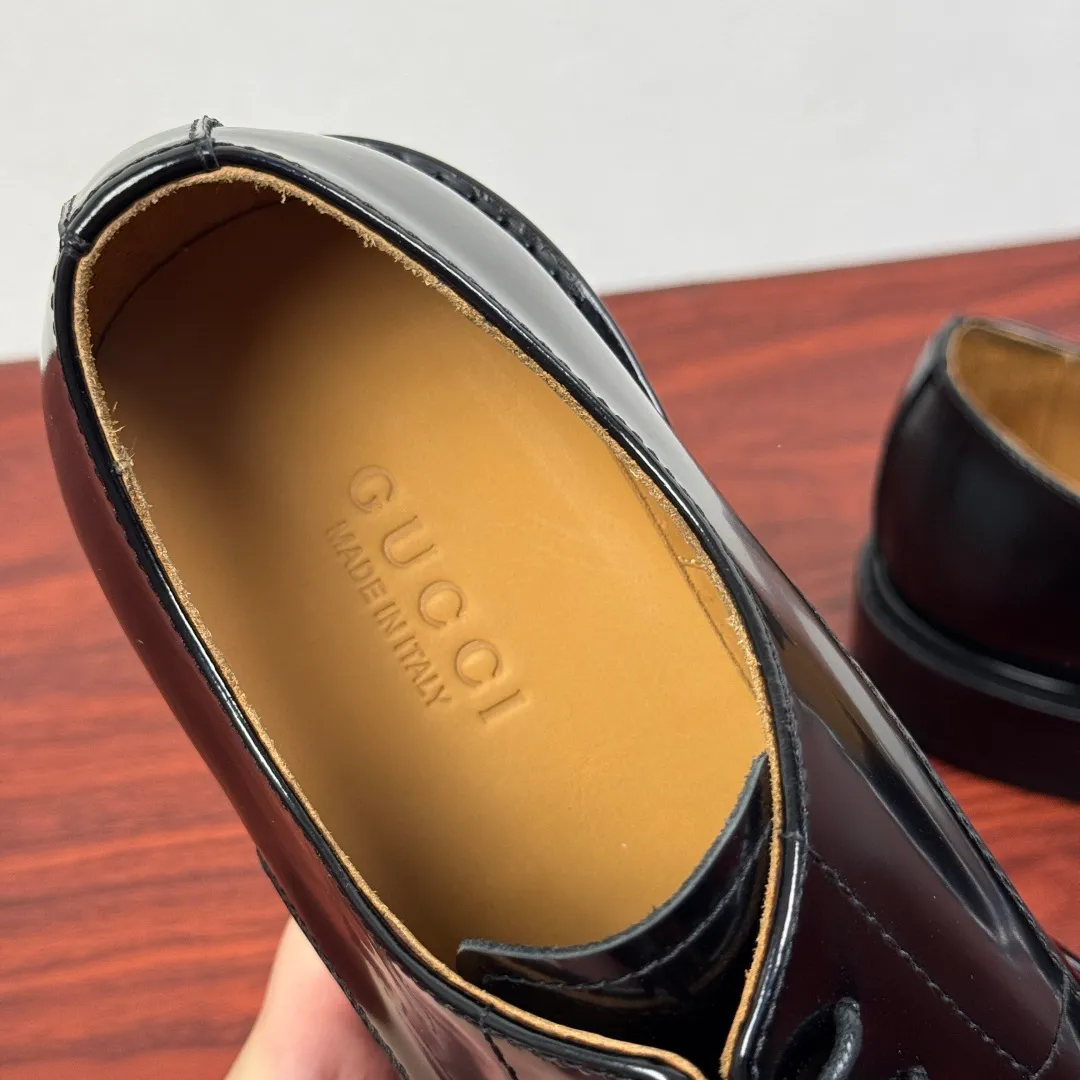 Batch 980 Gucci/Gucci new autumn men's lace-up derby shoes! Crafted from smooth, glossy cow leather, these lace-up shoes have an elegant and sophisticated silhouette that reflects the brand's classic elegance. European style last type Precisely cut upper from a whole piece of leather High-quality leather material with full texture Excellent gloss Excellent toughness, classic red and green webbing decoration Layered splicing design style, loose sneakers Native dyed calfskin lining Uniform and fine perforations, soft and comfortable Thickened leather outsole, composite rubber sole at the heel, excellent foot comfort, wear-resistant and non-slip, the first choice for light luxury, versatile for the foot, comes with a full set of packaging! Size: 39-40-41-42-43-44 leather shoe size (38.45.46 can be customized) Item number: 812142 Open edge beads